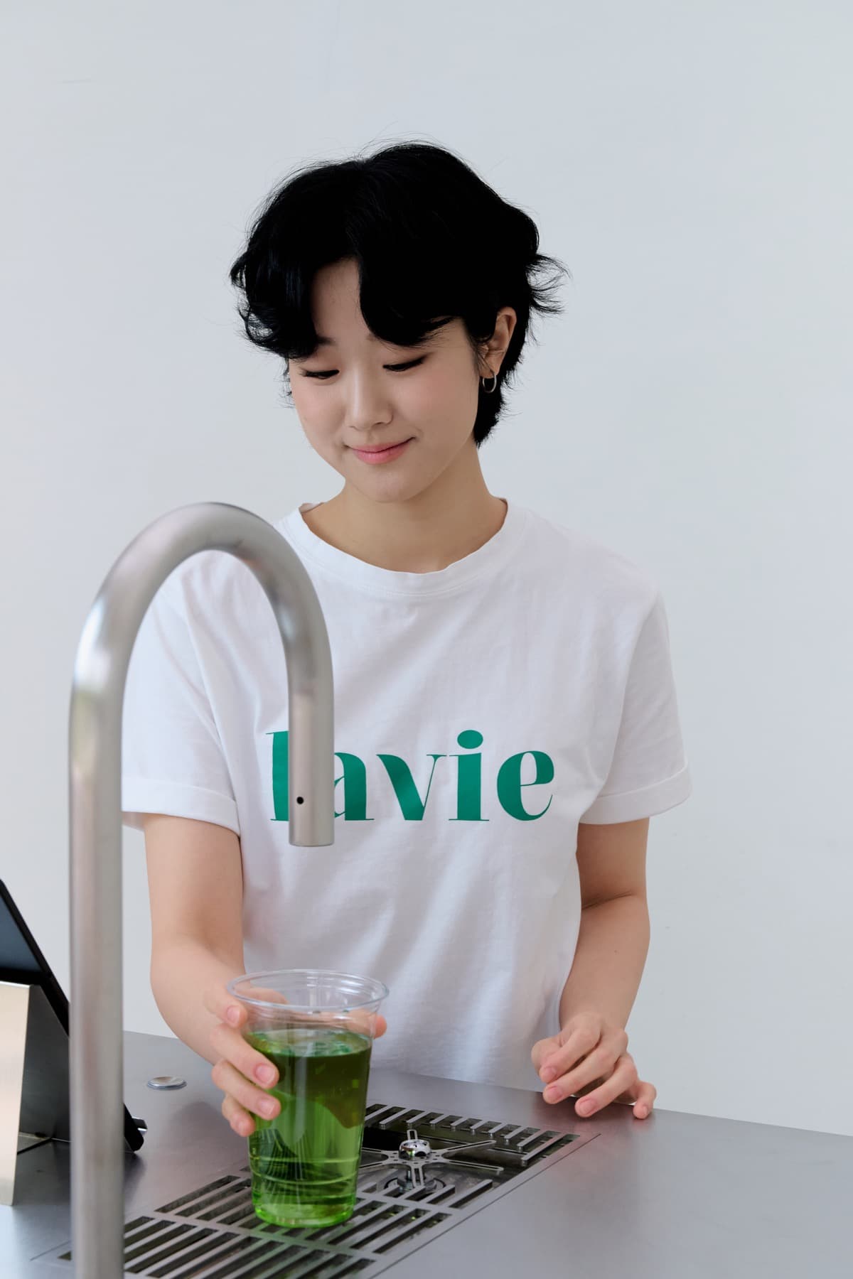 브링크 스테이션 앞에서 음료를 받는 장면