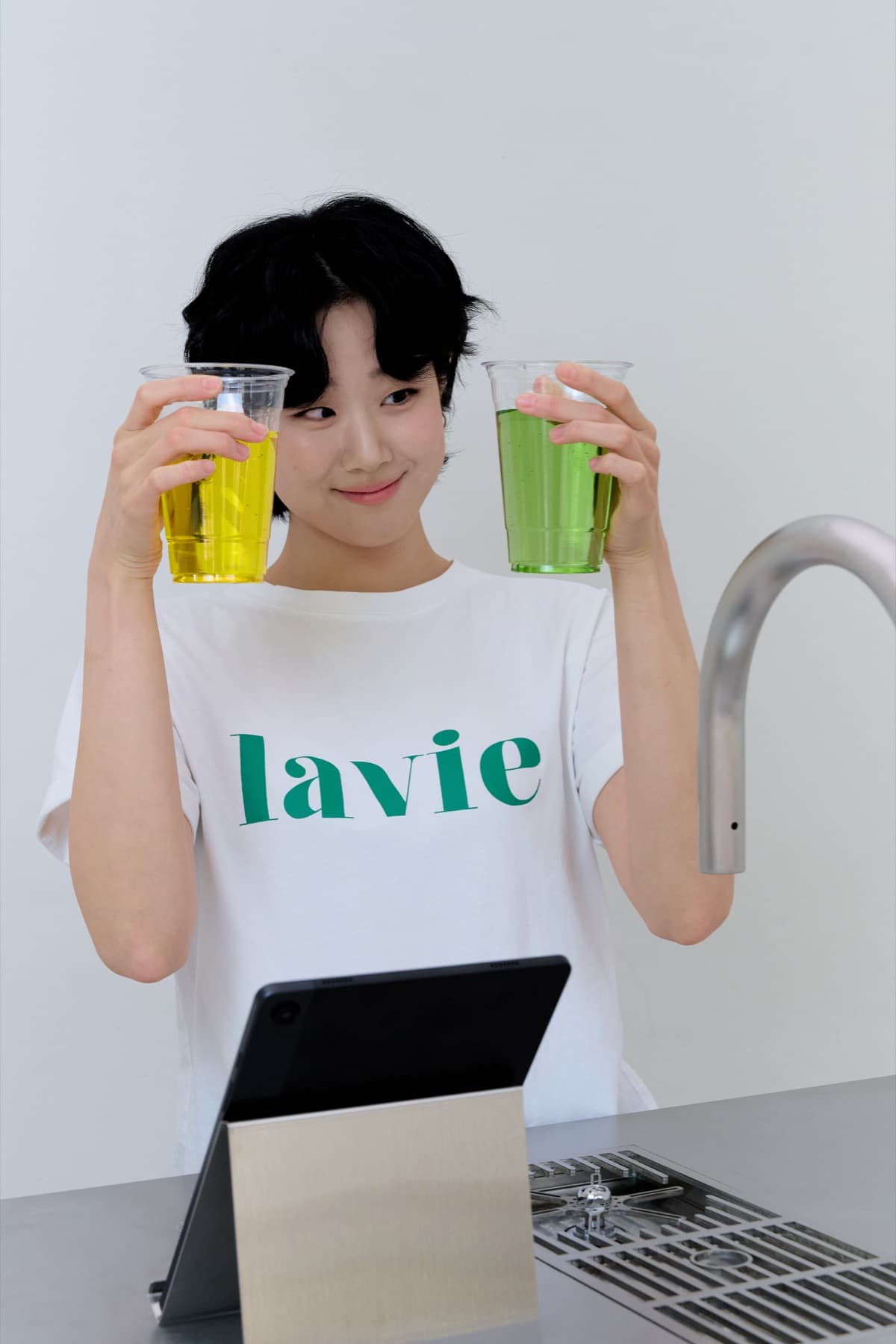 브링크 음료 두 잔을 들고 선택하는 장면