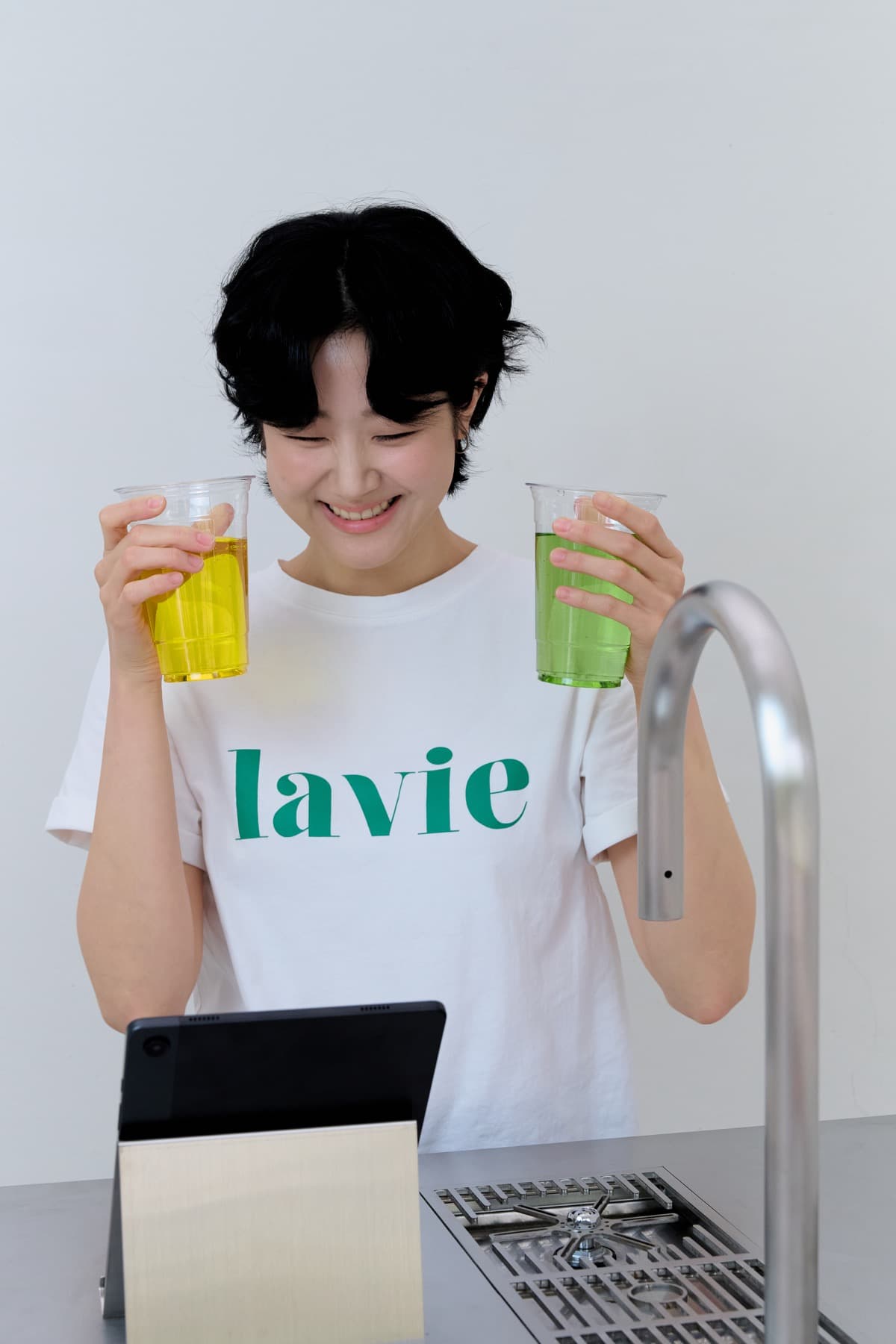 노란색과 초록색 음료를 비교하는 장면