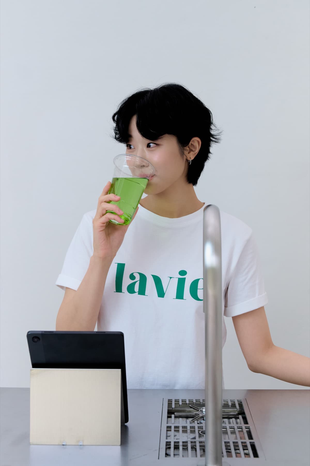 태블릿 거치대와 함께 음료를 마시는 장면