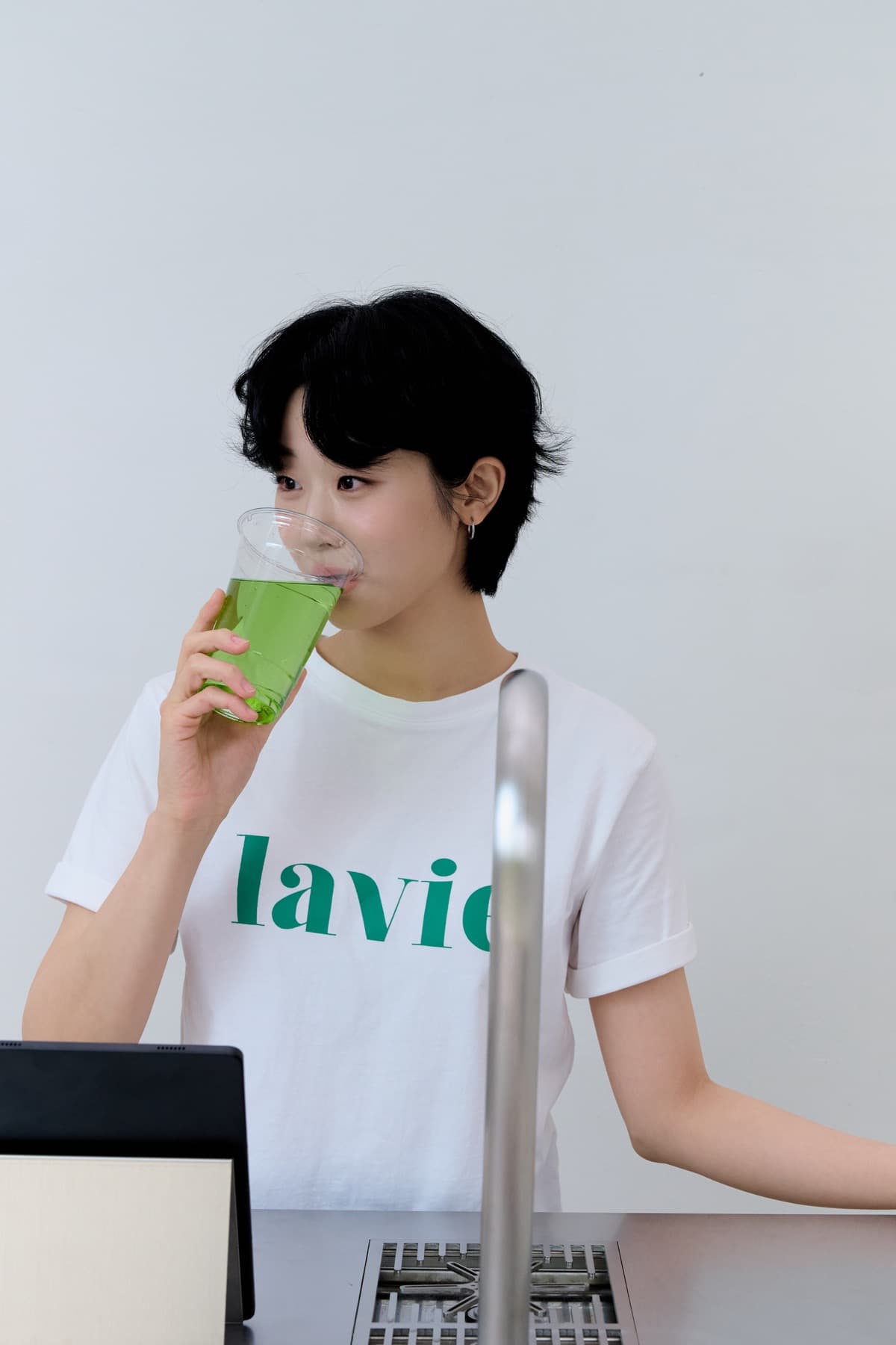 브링크 스테이션 옆에서 음료를 마시는 장면